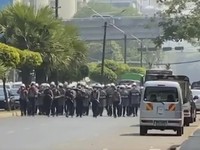 Duh! Polisi Myanmar Bubarkan Pendemo Dengan Peluru Karet