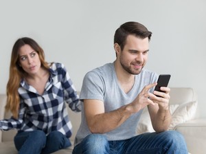 18 Tanda Pasangan Selingkuh, Kenali Gerak-gerik Perilakunya!