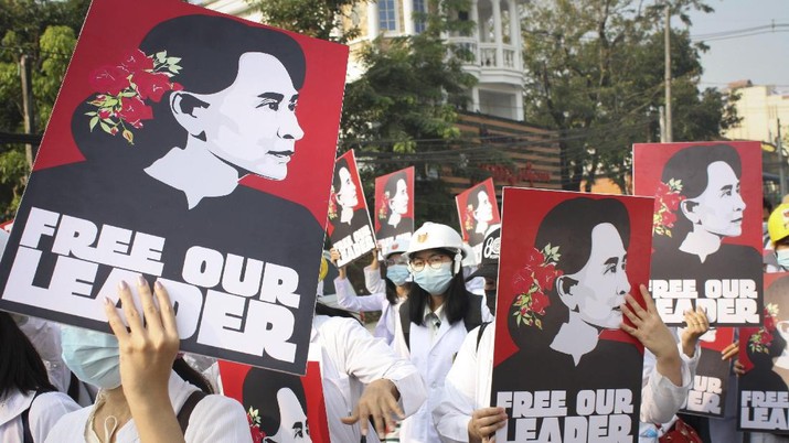 Mahasiswa kedokteran dengan me Aung San Suu Kyi berdemo menolak anti kudeta militer di Yangon, Myanmar, Minggu, 28 Februari 2021 (AP Photo) Medicals students display images of deposed Myanmar leader Aung San Suu Kyi during a street march in Yangon, Myanmar, Sunday, Feb. 28, 2021. Police in Myanmar escalated their crackdown on demonstrators against this month's military takeover, deploying early and in force on Saturday as protesters sought to assemble in the country's two biggest cities and elsewhere. (AP Photo)