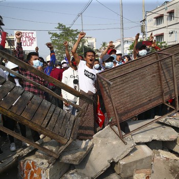 Potret Ricuhnya Myanmar, Kala Polisi Lempar Granat ke Pendemo