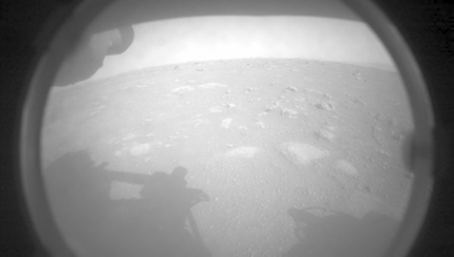 Penjelajah Mars Perseverance NASA memperoleh gambar dari area di depannya menggunakan Kamera Penghindaran Bahaya Kiri Depan A. Gambar ini diperoleh pada 18 Februari 2021 (Sol 0) pada waktu matahari rata-rata lokal pukul 15:53:58. (NASA/JPL-Caltech)