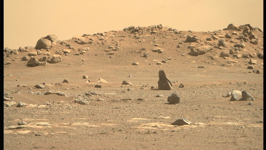 Penjelajah Mars Perseverance NASA memperoleh gambar ini menggunakan kamera Right Mastcam-Z. Mastcam-Z adalah sepasang kamera yang terletak tinggi di tiang penjelajah. Gambar ini diperoleh pada 24 Februari 2021 (Sol 4) pada waktu matahari rata-rata lokal 14:38:31. (NASA / JPL-Caltech / ASU)