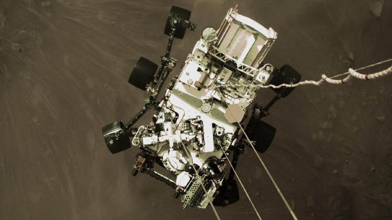 Penjelajah Mars Perseverance NASA memperoleh gambar dari area di depannya menggunakan Kamera Penghindaran Bahaya Kiri Depan A. Gambar ini diperoleh pada 18 Februari 2021 (Sol 0) pada waktu matahari rata-rata lokal pukul 15:53:58. (NASA/JPL-Caltech)