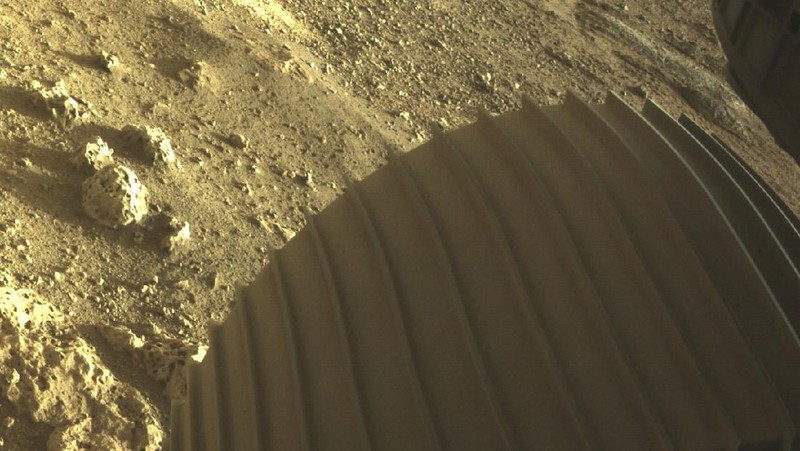 Penjelajah Mars Perseverance NASA memperoleh gambar dari area di depannya menggunakan Kamera Penghindaran Bahaya Kiri Depan A. Gambar ini diperoleh pada 18 Februari 2021 (Sol 0) pada waktu matahari rata-rata lokal pukul 15:53:58. (NASA/JPL-Caltech)