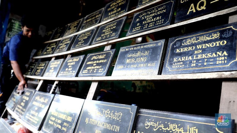 Pembuat batu nisan. (CNBC Indonesia/Muhammad Sabki)