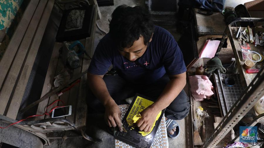 Pembuat batu nisan. (CNBC Indonesia/Muhammad Sabki)