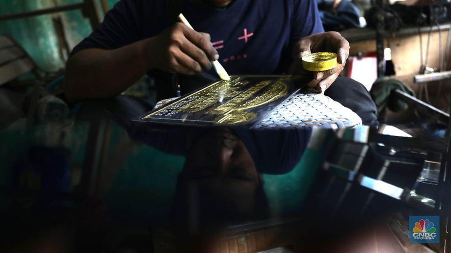 Pembuat batu nisan. (CNBC Indonesia/Muhammad Sabki)
