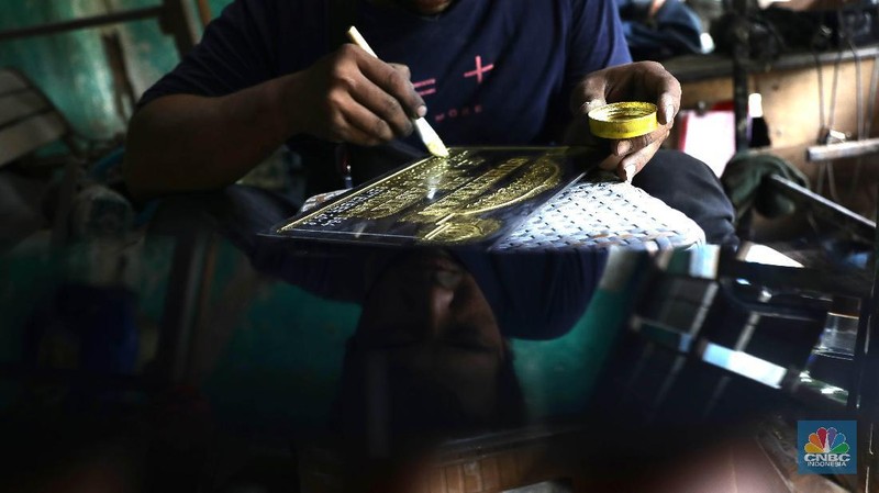 Pembuat batu nisan. (CNBC Indonesia/Muhammad Sabki)