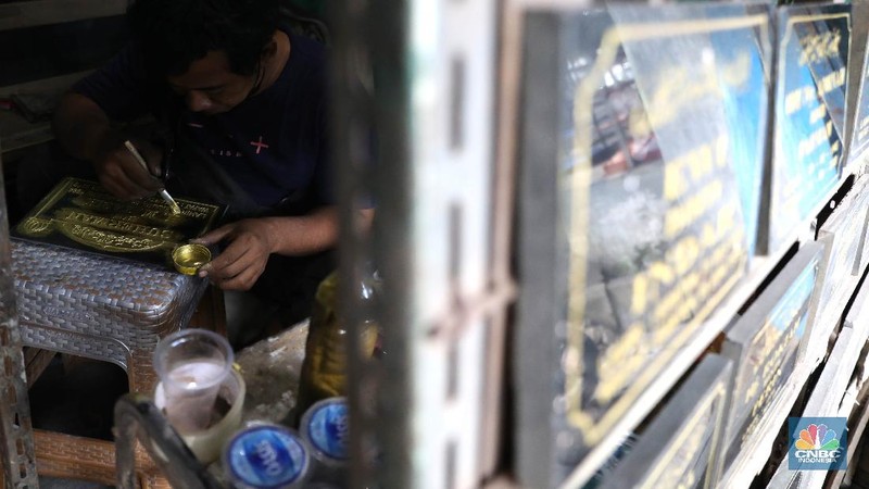 Pembuat batu nisan. (CNBC Indonesia/Muhammad Sabki)