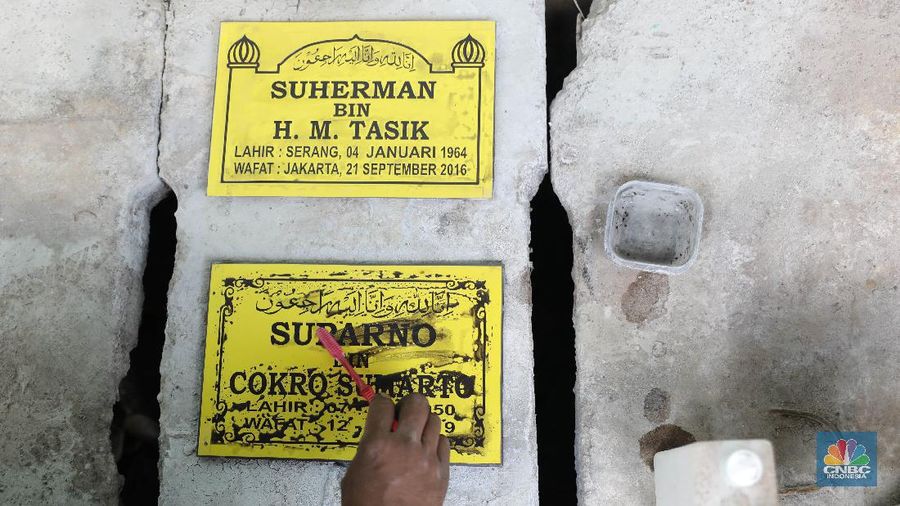 Pembuat batu nisan. (CNBC Indonesia/Muhammad Sabki)