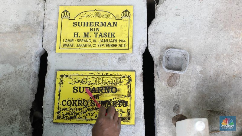 Pembuat batu nisan. (CNBC Indonesia/Muhammad Sabki)