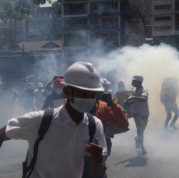 Rusuh Lagi, Ini Potret Bentrokan Polisi & Demonstran Myanmar