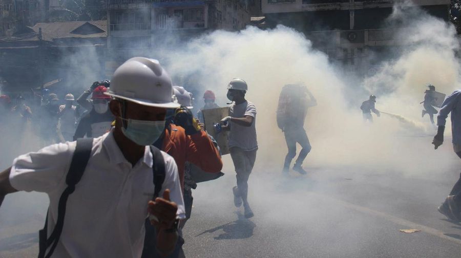 Polisi menembakan gas air mata saat demo di Myanmar. AP/