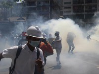 Rusuh Lagi, Ini Potret Bentrokan Polisi & Demonstran Myanmar