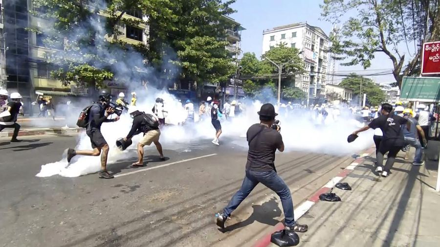 Polisi menembakan gas air mata saat demo di Myanmar. AP/