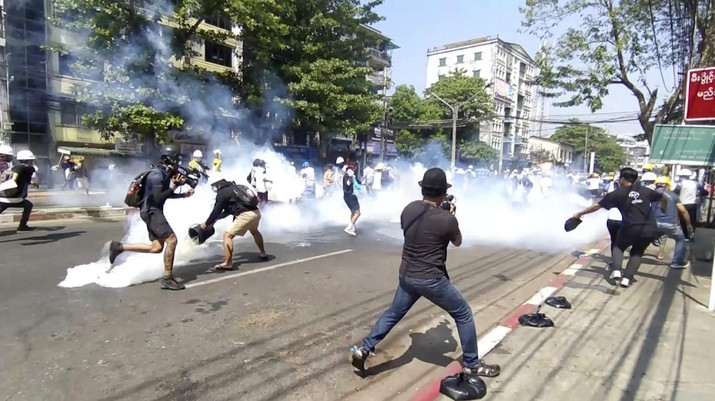 Polisi menembakan gas air mata saat demo di Myanmar. AP/ Polisi menembakan gas air mata saat demo di Myanmar. AP/