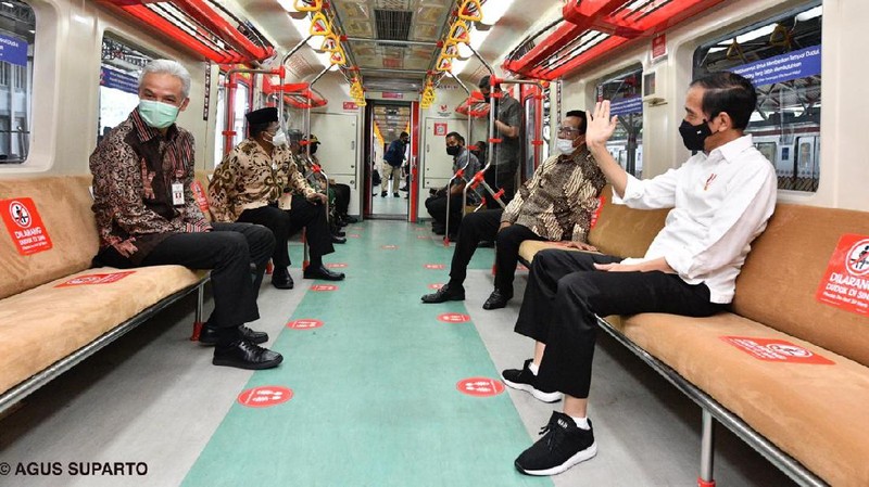 Presiden meresmikan pengoperasian  KRL Yogya Solo di Stasiun Tugu Jogja, (01/03/21) didampingi Gub DIY Sri Sultan HB X, Gub Jateng Ganjar, Menhub dan Mensesneg. (Dok: Agus Suparto - Biro Pers Sekretariat Presiden)