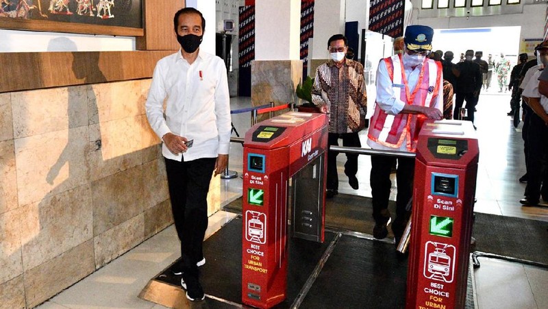 Presiden meresmikan pengoperasian  KRL Yogya Solo di Stasiun Tugu Jogja, (01/03/21) didampingi Gub DIY Sri Sultan HB X, Gub Jateng Ganjar, Menhub dan Mensesneg. (Dok: Agus Suparto - Biro Pers Sekretariat Presiden)
