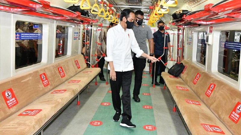 Presiden meresmikan pengoperasian  KRL Yogya Solo di Stasiun Tugu Jogja, (01/03/21) didampingi Gub DIY Sri Sultan HB X, Gub Jateng Ganjar, Menhub dan Mensesneg. (Dok: Agus Suparto - Biro Pers Sekretariat Presiden)