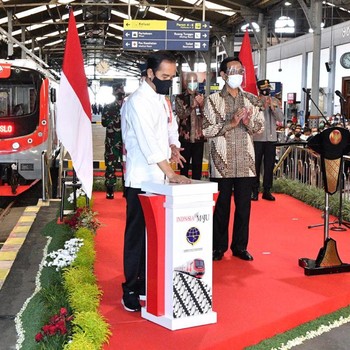 Jokowi Resmikan KRL Yogyakarta - Solo Pengganti Prameks