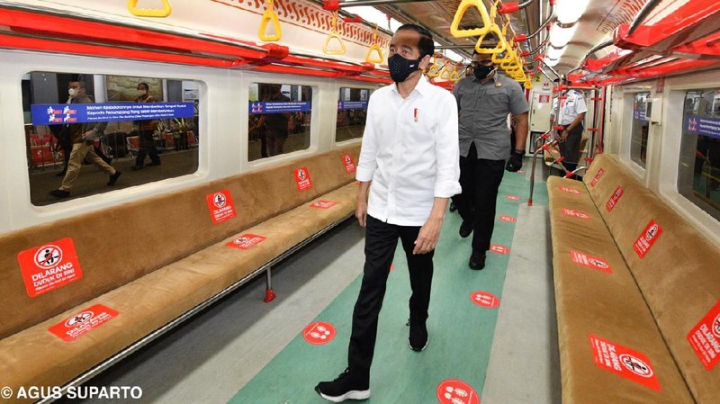 Presiden meresmikan pengoperasian  KRL Yogya Solo di Stasiun Tugu Jogja, (01/03/21) didampingi Gub DIY Sri Sultan HB X, Gub Jateng Ganjar, Menhub dan Mensesneg. (Dok: Agus Suparto - Biro Pers Sekretariat Presiden)