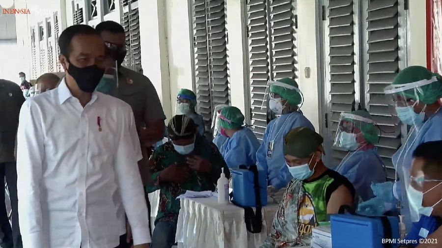 Vaksinasi massal pedagang dan pekerja sektor informal, Yogyakarta, Senin (1/3/2021). (Tangkapan layar youtube Setpres RI)