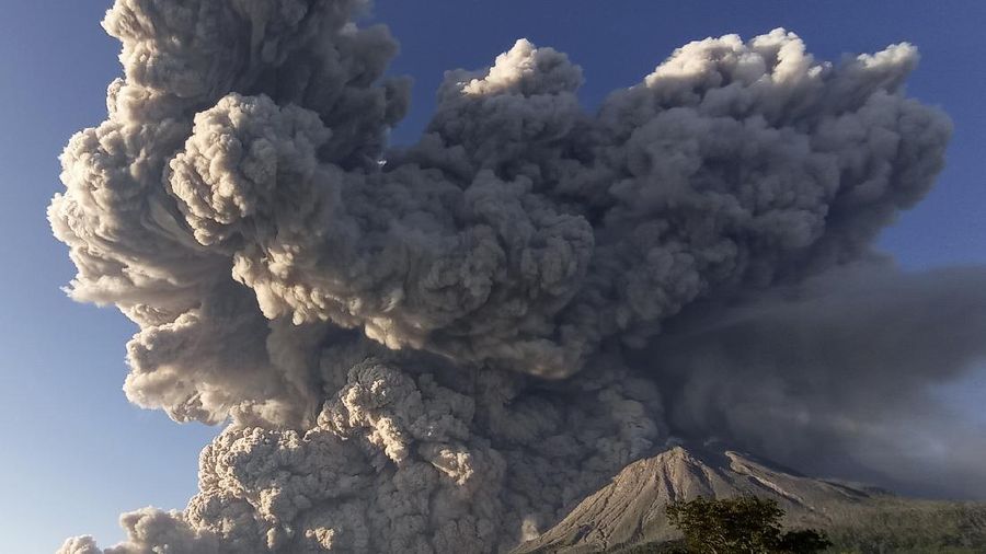 Erupsi Gunung Sinabung. (AP Photo)