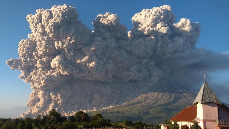 Erupsi Gunung Sinabung. (AP Photo)