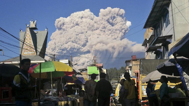 Erupsi Gunung Sinabung. (AP Photo)