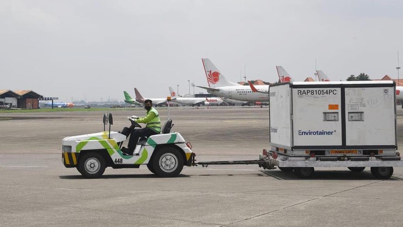Kedatangan Vaksin Covid-19 tahap keempat di Bandara Soekarno-Hatta, Tangerang, Banten, Selasa (2/3/2021). (Dok: Rusman - Biro Pers Sekretariat Presiden)