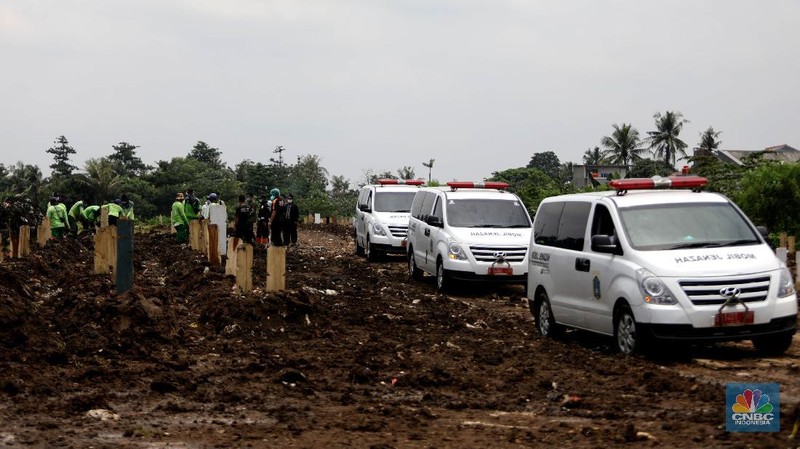 Pemakaman COVID-19 di TPU Srengseng Sawah Dua, Jagakarsa, Jakarta Selatan, Selasa, (2/3/2021). (CNBC Indonesia/Muhammad Sabki)