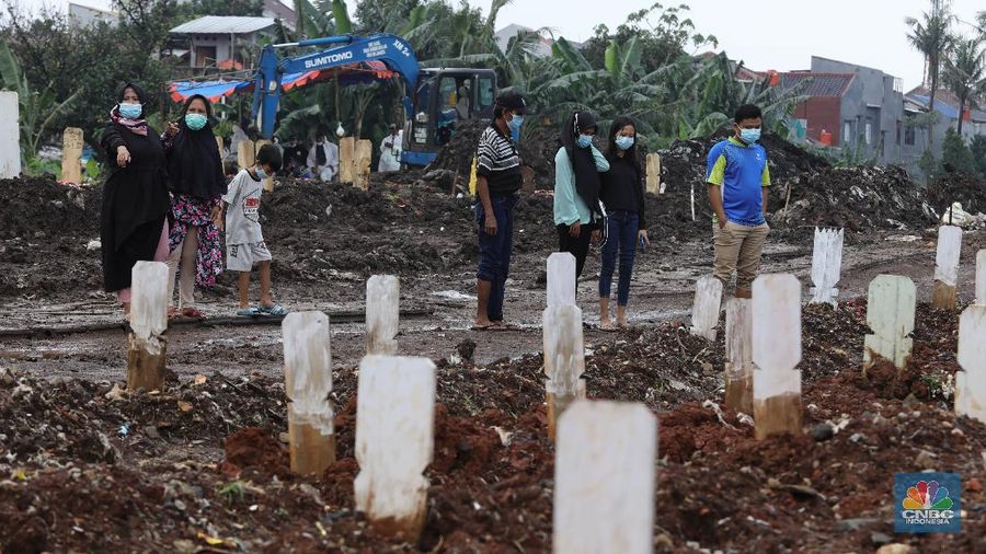 Pemakaman COVID-19 di TPU Srengseng Sawah Dua, Jagakarsa, Jakarta Selatan, Selasa, (2/3/2021). (CNBC Indonesia/Muhammad Sabki)
