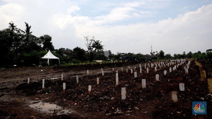 Pemakaman COVID-19 di TPU Srengseng Sawah Dua, Jagakarsa, Jakarta Selatan, Selasa, (2/3/2021). (CNBC Indonesia/Muhammad Sabki) Pemakaman COVID-19 di TPU Srengseng Sawah Dua, Jagakarsa, Jakarta Selatan, Selasa, (2/3/2021). (CNBC Indonesia/Muhammad Sabki)
