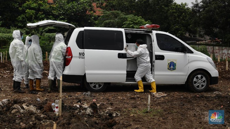 Pemakaman COVID-19 di TPU Srengseng Sawah Dua, Jagakarsa, Jakarta Selatan, Selasa, (2/3/2021). (CNBC Indonesia/Muhammad Sabki)