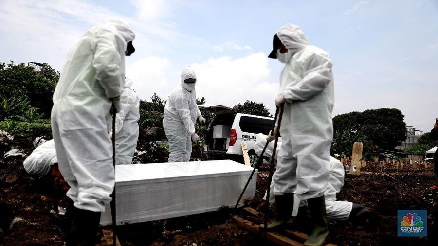 Pemakaman COVID-19 di TPU Srengseng Sawah Dua, Jagakarsa, Jakarta Selatan, Selasa, (2/3/2021). (CNBC Indonesia/Muhammad Sabki)