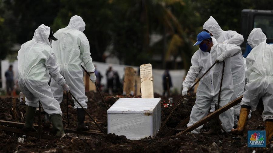 Pemakaman COVID-19 di TPU Srengseng Sawah Dua, Jagakarsa, Jakarta Selatan, Selasa, (2/3/2021). (CNBC Indonesia/Muhammad Sabki)