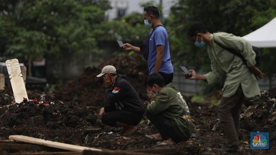 Pemakaman COVID-19 di TPU Srengseng Sawah Dua, Jagakarsa, Jakarta Selatan, Selasa, (2/3/2021). (CNBC Indonesia/Muhammad Sabki)
