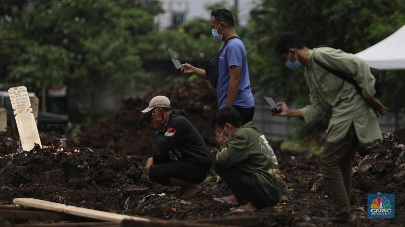 Pemakaman COVID-19 di TPU Srengseng Sawah Dua, Jagakarsa, Jakarta Selatan, Selasa, (2/3/2021). (CNBC Indonesia/Muhammad Sabki)