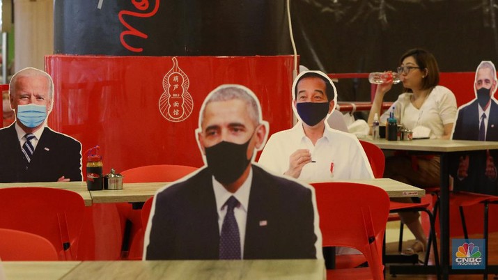 Pengunjung menikmati makanan disamping pembatas jarak bergambar karakter Presiden Amerika Serikat Joe Biden yang menghiasi salah satu pusat restoran cepat saji di kawasan Kuningan, Jakarta, Selasa (2/3/2021). (CNBC Indonesia/Andrean Kristianto) Pengunjung menikmati makanan disamping pembatas jarak bergambar karakter Presiden Amerika Serikat Joe Biden yang menghiasi salah satu pusat restoran cepat saji di kawasan Kuningan, Jakarta, Selasa (2/3/2021). (CNBC Indonesia/Andrean Kristianto)