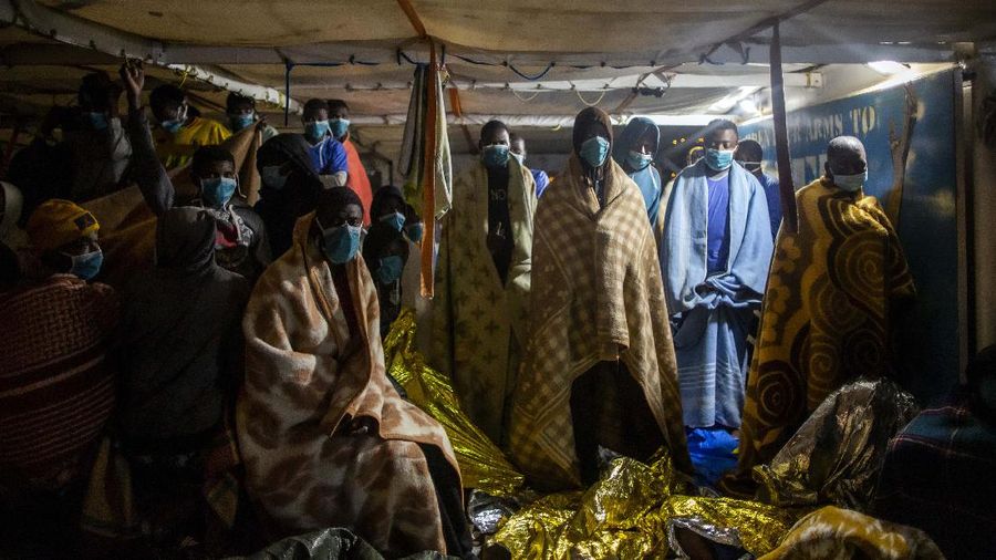 Penyelamatan ratusan Migran asal Afrika di lepas pantai Libya. (AP/Bruno Thevenin)