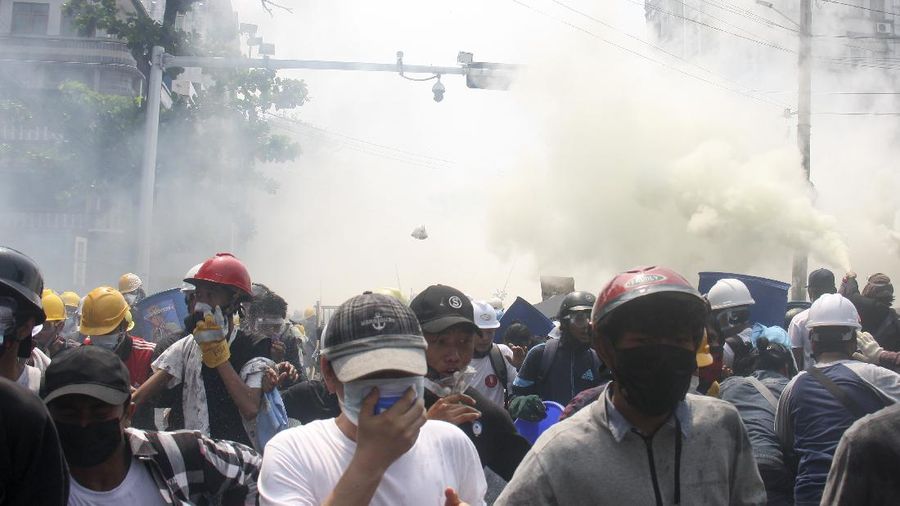 Para pengunjuk rasa memblokir jalan saat protes terhadap kudeta militer di Yangon, Myanmar, Rabu, (3/3/2021). AP/