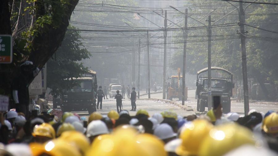 Para pengunjuk rasa memblokir jalan saat protes terhadap kudeta militer di Yangon, Myanmar, Rabu, (3/3/2021). AP/