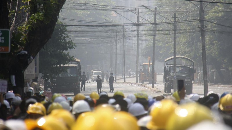 Para pengunjuk rasa memblokir jalan saat protes terhadap kudeta militer di Yangon, Myanmar, Rabu, (3/3/2021). AP/