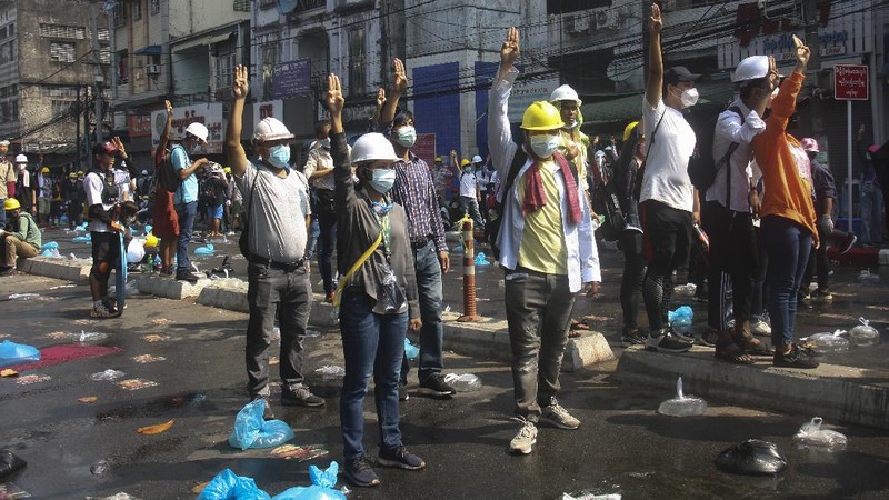 Para pengunjuk rasa memblokir jalan saat protes terhadap kudeta militer di Yangon, Myanmar, Rabu, (3/3/2021). AP/