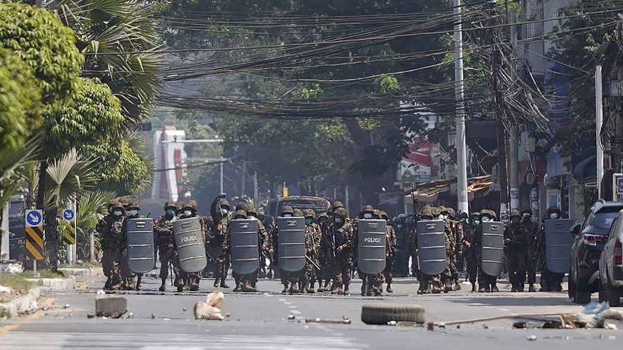 Polisi menembakan gas air mata saat demo di Myanmar. AP/