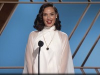 Si Cantik 'Wonder Woman' Gal Gadot Umumkan Hamil Anak Ketiga