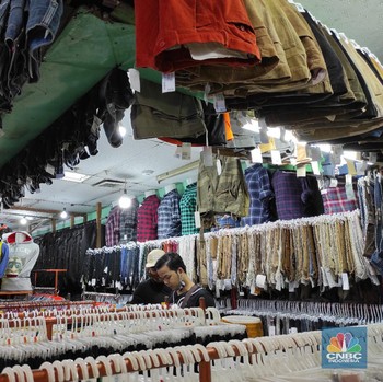 Serbu!!! Pasar ini Jual Baju Bekas Impor Branded Lho
