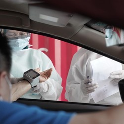 Halodoc & Gojek Buka Layanan Vaksinasi Drive Thru