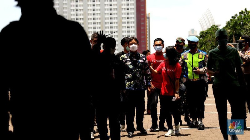 Warga lansia menjalani vaksinasi Covid-19 secara Drive thru di Kawasan Kemayoran, Jakarta, Rabu, (3/3/2021). Layanan vaksinasi COVID-19 untuk lansia secara drive thru dimulai pada Rabu, 3 Maret hingga akhir tahun 2021. (CNBC Indonesia/Muhammad Sabki)