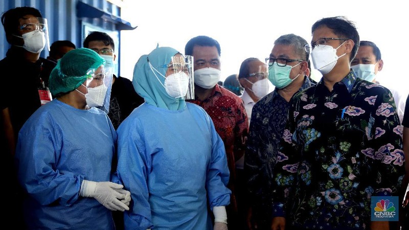 Warga lansia menjalani vaksinasi Covid-19 secara Drive thru di Kawasan Kemayoran, Jakarta, Rabu, (3/3/2021). Layanan vaksinasi COVID-19 untuk lansia secara drive thru dimulai pada Rabu, 3 Maret hingga akhir tahun 2021. (CNBC Indonesia/Muhammad Sabki)